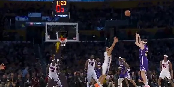 开云体育app下载安卓-里夫斯末节一个人打出8-0反超76人，湖人全场球迷高喊MVP