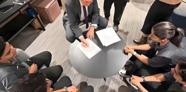 开云体育app-7名伊朗女足运动员中又有1人改变主意了，回国成了艰难的选择