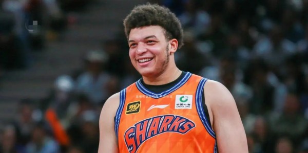 开云体育app-轰下45+19+11！广东内线又又被吊打，萨林杰戴耳机玩手机引争议