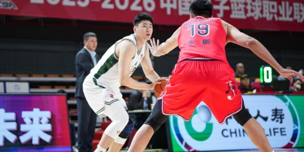 开云体育app-郭艾伦回归最大受益者！10中9砍24分14板，球迷：离开杜锋是对的