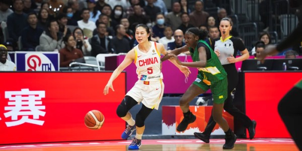开云体育app下载安卓-在场赢14分！中国女篮30岁王牌再立功：联手李月汝韩旭定军心|王思雨|张曼曼|宫鲁鸣|马里女篮|杨舒予_新浪新闻
